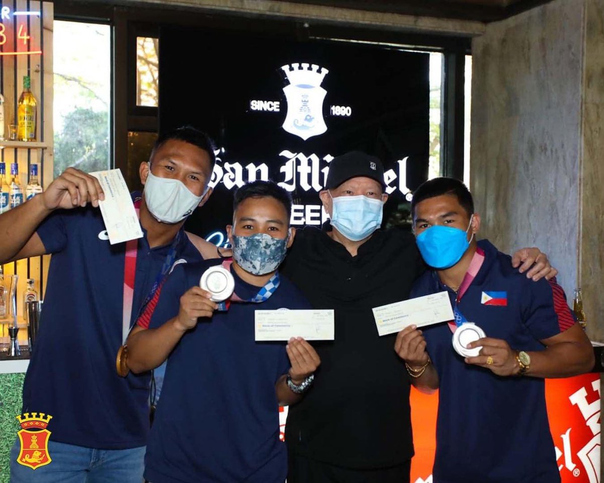 LOOK: SMC President Ramon S. Ang personally hands Tokyo Olympic medalists Carlo Paalam and Nesthy Petecio P5M checks each for winning silver medals, while bronze medalist Eumir Marcial received a P2M check. bit.ly/RSAOlympicMeda…