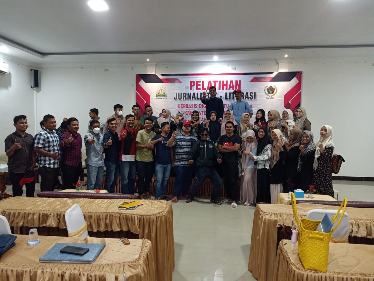 Bersama membangun Pidie, Aceh. Terima kasih telah mempercayakan menjadi narasumber diacara yg mewah ini. 

#pelatihanliterasimedia