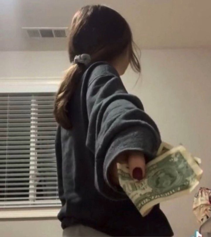wanringsigns's tweet photo. goodnight n go by ariana grande (10 minute version) https://t.co/qcoc4OWrBj