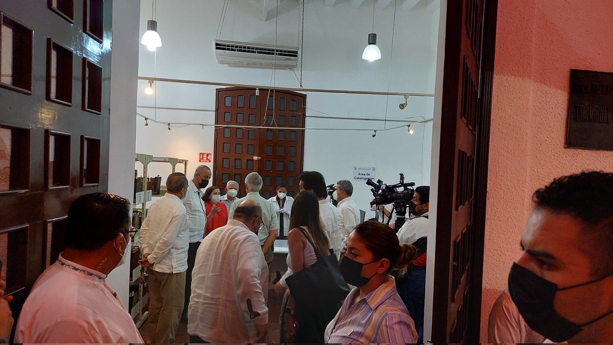 RodCalvario's tweet photo. Tuve el honor de representar a al Secretario @ppnieves en los festejos del 63 aniversario de mi Alma Mater @UJAT donde el gobernador @cmmerino refrendó su apoyo al proyecto de @narvaezosorio al frente de esta gran institución. Enhorabuena! ORGULLOSAMENTE JUCHIMAN! #tabasco #UJAT https://t.co/9e989NQiPE