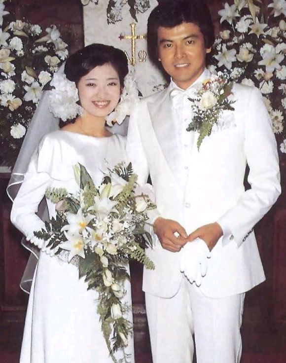 今日は、1980年（昭和55）歌手・山口百恵と俳優・三浦友和が霊南坂教会
