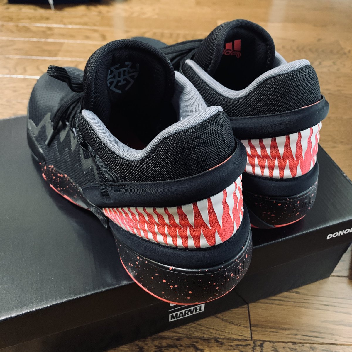 ksk1972's tweet image. ドノバン・ミッチェルさんを存じ上げないんだが、ベノムモチーフが強烈にカッコよかったのと、サイズ合わなくても着払い返品OKなので( ｡･ω･｡)ﾉ 凸ﾎﾟﾁｯ

普段のadidasと同じサイズ感で
バッチリでした！
しかも箱までカッコいい╭( ･ㅂ･)و̑ ｸﾞｯ

#adidas 
#donissue2 
#venom 
#marvel