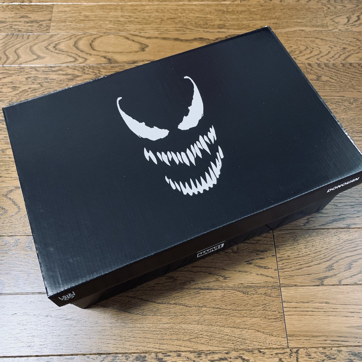 ksk1972's tweet image. ドノバン・ミッチェルさんを存じ上げないんだが、ベノムモチーフが強烈にカッコよかったのと、サイズ合わなくても着払い返品OKなので( ｡･ω･｡)ﾉ 凸ﾎﾟﾁｯ

普段のadidasと同じサイズ感で
バッチリでした！
しかも箱までカッコいい╭( ･ㅂ･)و̑ ｸﾞｯ

#adidas 
#donissue2 
#venom 
#marvel