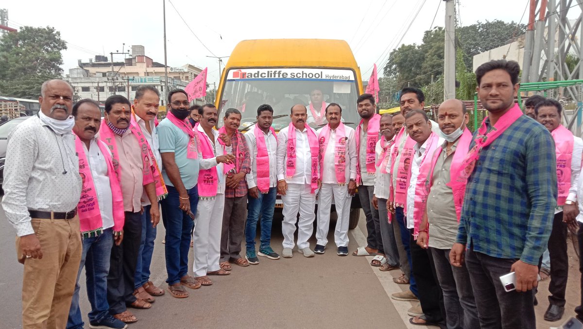 Karingulanaga's tweet photo. #రైతు కోసం మహాధర్నా లో పాల్గొనడానికి కార్పొరేటర్ ఆవుల రవీందర్ రెడ్డి గారితో ఇందిరా పార్కు కు  బయల్దేరిన బాలానగర్ గులాబీ సైన్యం.
#TRSParty 
#KCR 
#KTRamaRao 
#MKR https://t.co/jxdPBwte1O