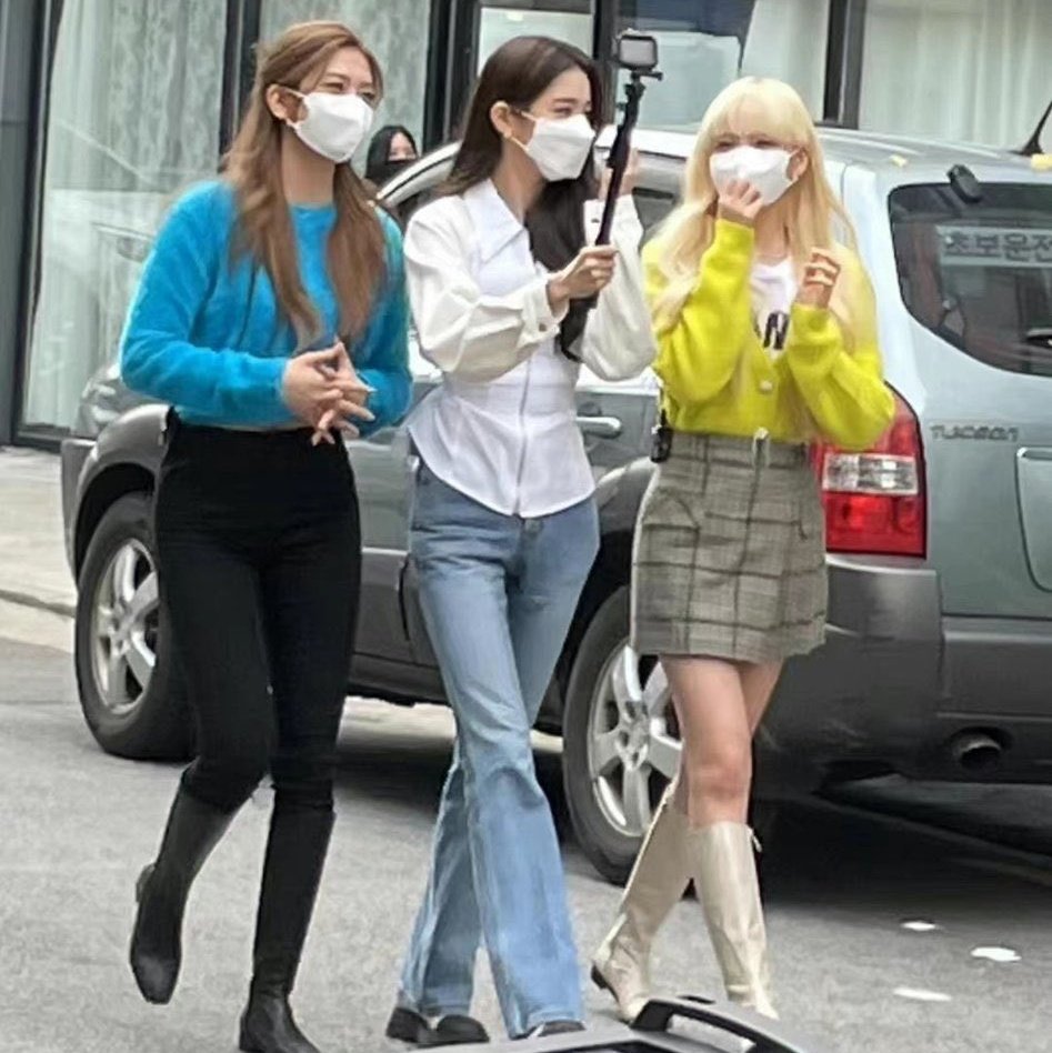 yyujinationn's tweet photo. the difference between yujin and wonyoung's height on izone and ive 😭

IVE MEMBERS ARE GIANTS https://t.co/rWnTcJ6th6