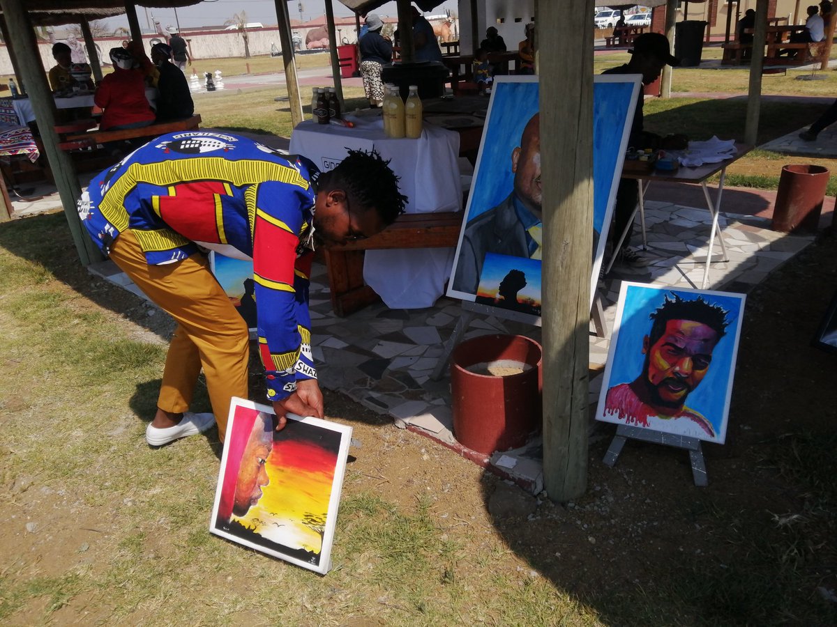 BonganiMercutio's tweet photo. For any art work you want please do contact me for best art at reasonable prices

#Adiwele
#MacG #Xoli https://t.co/BbZ56HBsj7