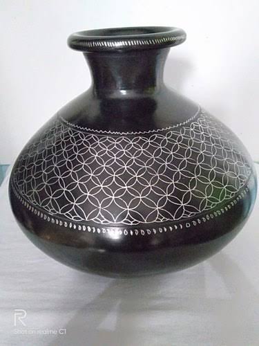 You can easily miss them for metal...
#BlackPottery
The beauty of Black Pottery is its shiny black colour & engraved silver patterns..
The black clay pottery of #Nizamabad in #Azamgarh district of Uttar Pradesh, 🇮🇳 has #GI tag.

#OneDistrictOneProduct

@incredibleindia