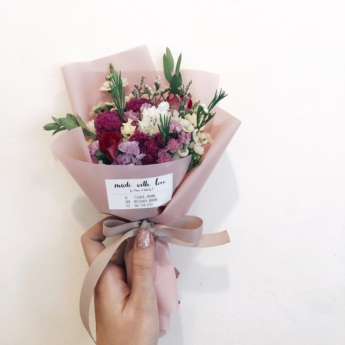 Мини комплименты. Букетик комплимент маленький. Стильный маленький букет. Букет "миниатюрный". Букет комплимент маленький.