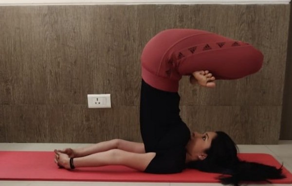 IMinakshiJoshi's tweet photo. Four stages of getting into shell 🙂
Testing my strength.

 #YogaWithIndiaTv #YogaWithSwamiRamdev https://t.co/YmFK7zZ1OT