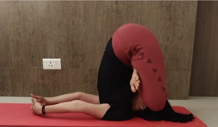 IMinakshiJoshi's tweet photo. Four stages of getting into shell 🙂
Testing my strength.

 #YogaWithIndiaTv #YogaWithSwamiRamdev https://t.co/YmFK7zZ1OT