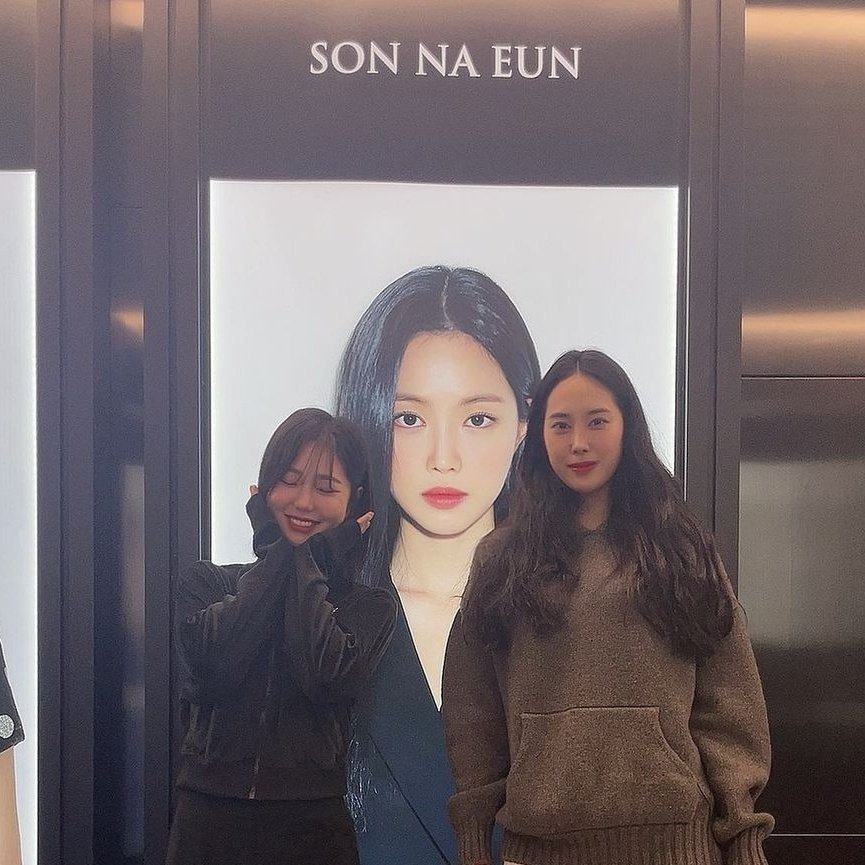 fiercelyapink_'s tweet photo. so yg is also displaying their yg stage actors on that kind of led on their building and naeun's picture is also displayed there, omg i'm so proud 🥺🤍 https://t.co/YelNanpW3Y