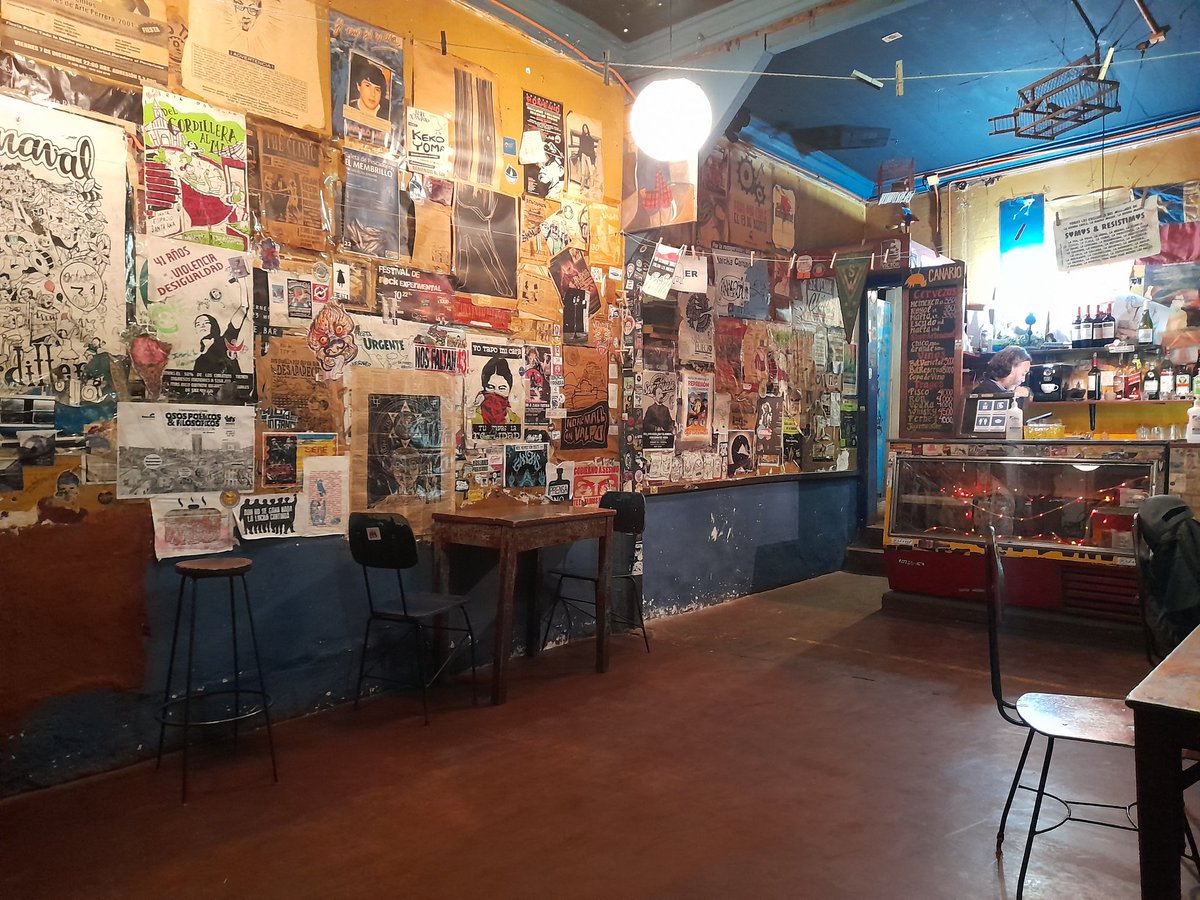 ecomaputravel's tweet photo. Una noche en el Bar El Canario de #Valparaiso, donde el borgoña es una de las mejores pócimas para sobrellevar la bohemia de un miércoles por la noche. #Bar #turismo #krrt #Chile https://t.co/6fG6tthjTd