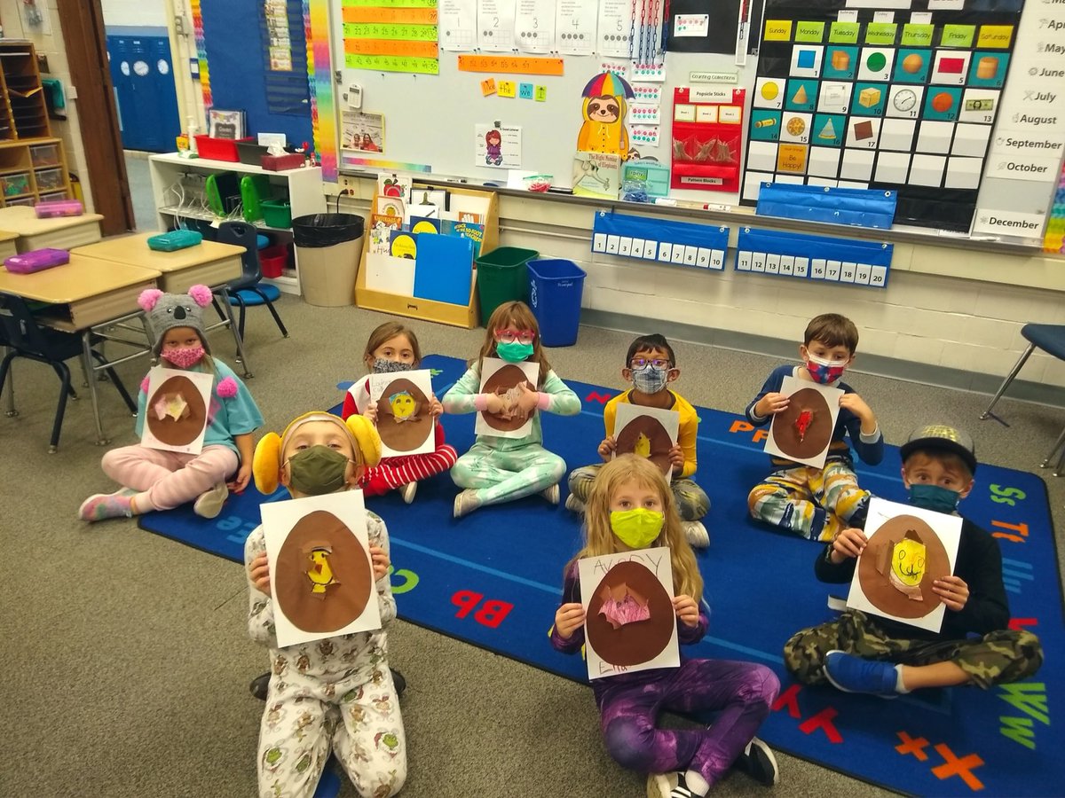 Pufferlibrary's tweet photo. Mrs. Blanchard always comes up with a fun activity to wrap up a WIN group leveled text! After reading about life cycles, 1st graders took their learning one step further by focusing on animals that hatch from eggs 🐣🦩🐢 #dg58pride #pufferpride @HenryPuffer58 https://t.co/SgiEr7lcTT