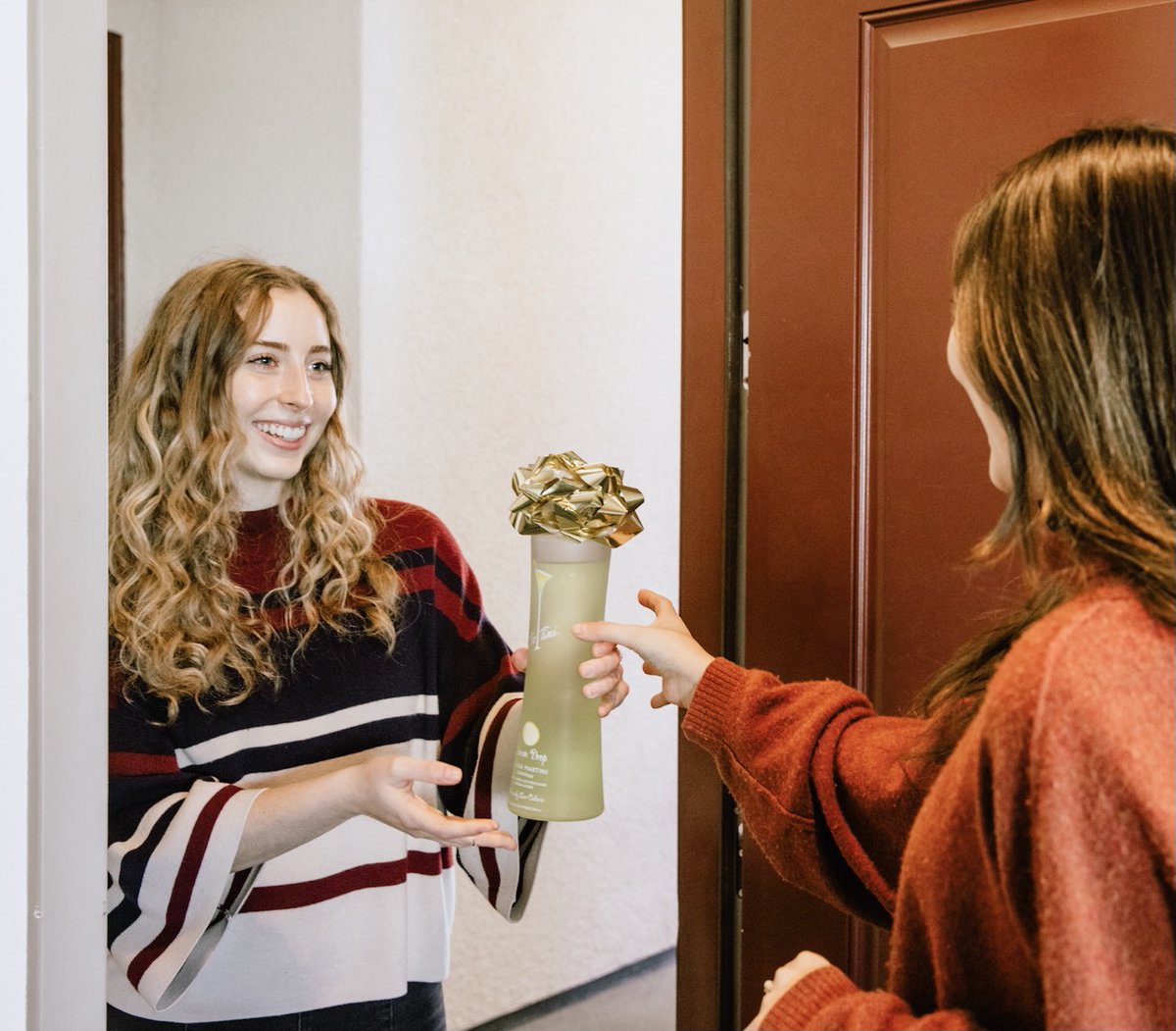 BeTiniSpirits's tweet photo. Always give the perfect gift when you give BeTini! 🎁 #Cocktails #BeTiniSpirits #Friends https://t.co/hMSlxEJ0iA