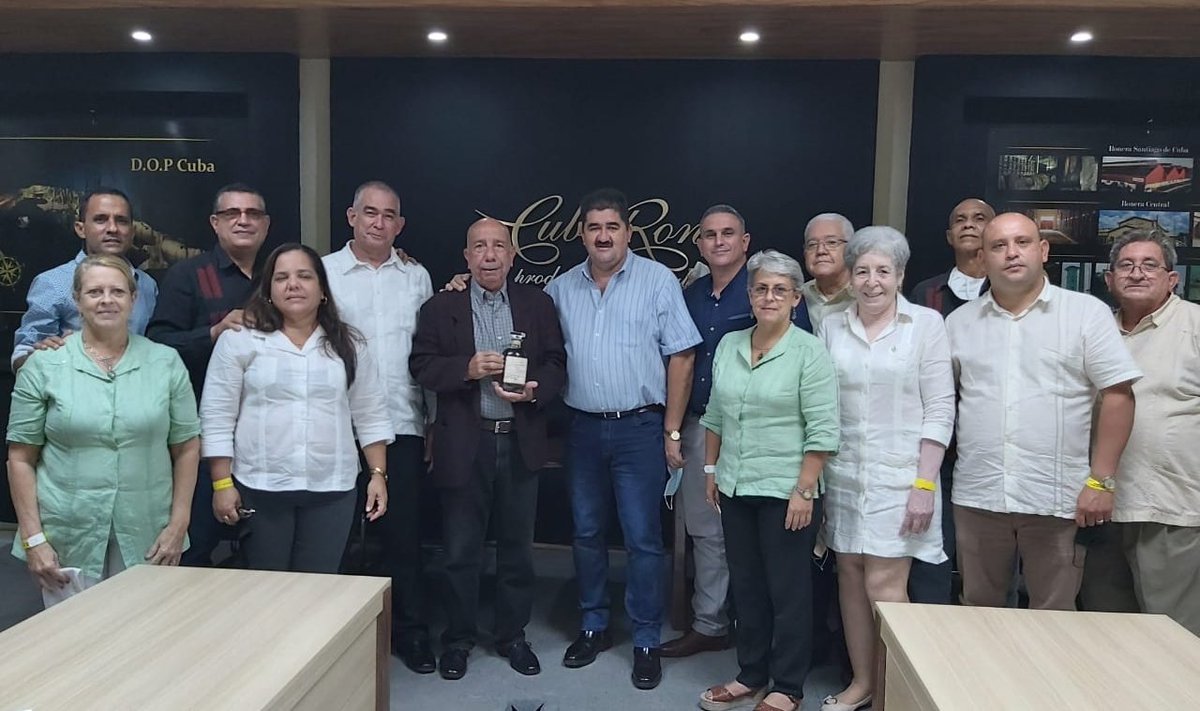 CubaRonSA's tweet photo. Se reúne @ManuelSobrinoM, titular de @minalcuba🇨🇺, con integrantes del Movimiento de Maestros del #RonLigeroCubano🇨🇺🥃, en el marco de la candidatura porque sus Saberes sean declarados por la #UNESCO Patrimonio Cultural Inmaterial de la Humanidad👇 https://t.co/Be3tngx6Ud