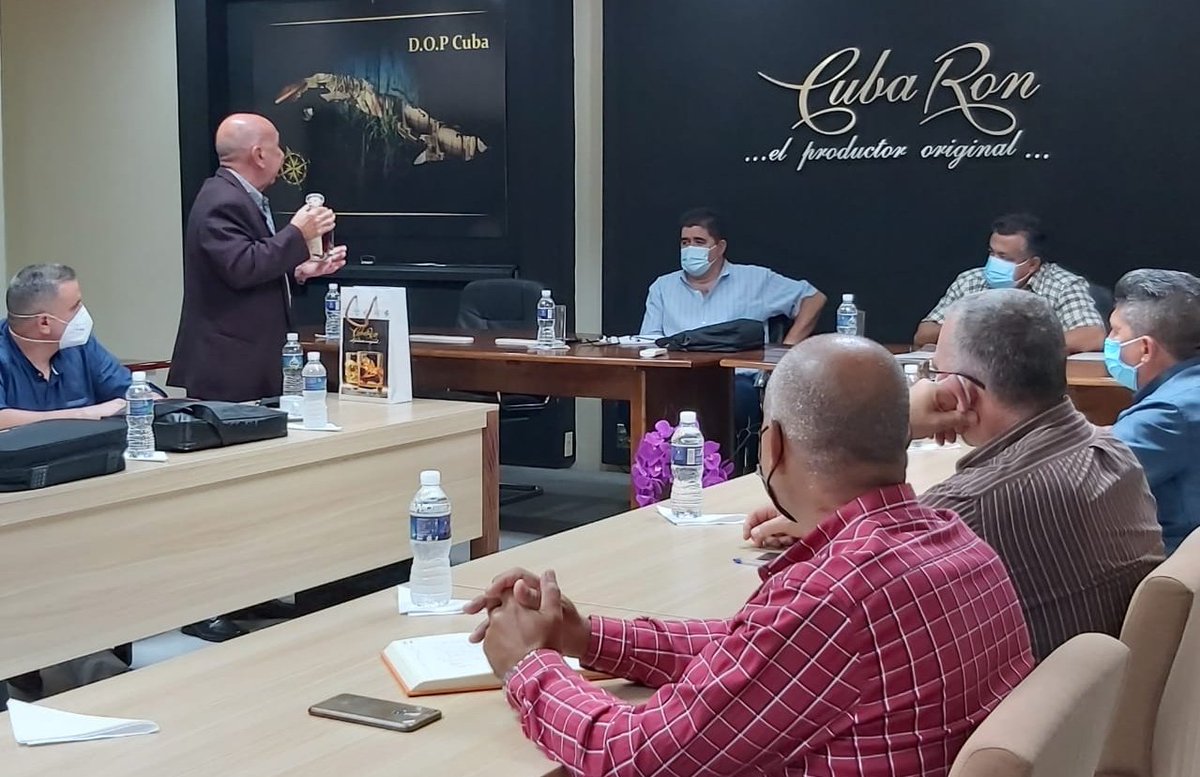 CubaRonSA's tweet photo. Se reúne @ManuelSobrinoM, titular de @minalcuba🇨🇺, con integrantes del Movimiento de Maestros del #RonLigeroCubano🇨🇺🥃, en el marco de la candidatura porque sus Saberes sean declarados por la #UNESCO Patrimonio Cultural Inmaterial de la Humanidad👇 https://t.co/Be3tngx6Ud