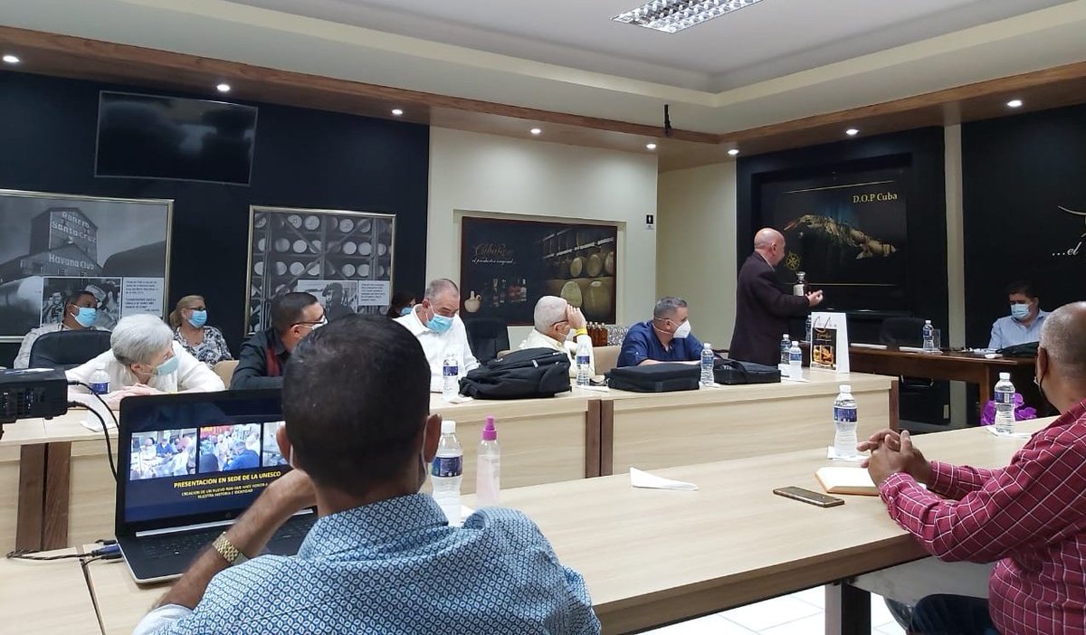 CubaRonSA's tweet photo. Se reúne @ManuelSobrinoM, titular de @minalcuba🇨🇺, con integrantes del Movimiento de Maestros del #RonLigeroCubano🇨🇺🥃, en el marco de la candidatura porque sus Saberes sean declarados por la #UNESCO Patrimonio Cultural Inmaterial de la Humanidad👇 https://t.co/Be3tngx6Ud