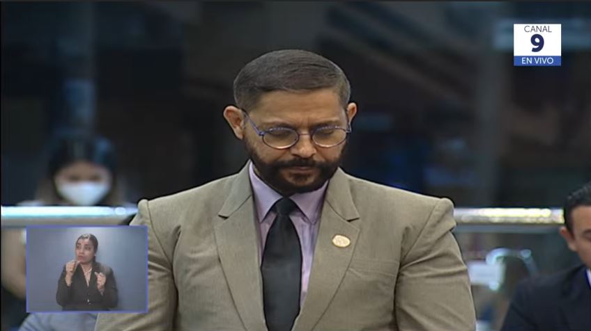elsalvador's tweet photo. #EnPlenaria | Presidente de la @AsambleaSV, @ECastroES, decreta receso para realizar oración por el país, la cual fue convocada por el presidente @nayibbukele a las 7:00 p.m. de este día. https://t.co/rSEYSBN8WK