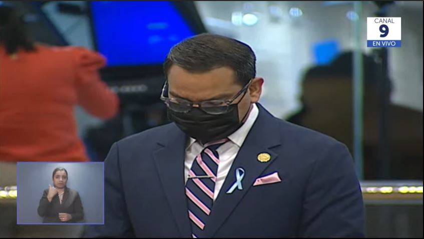 elsalvador's tweet photo. #EnPlenaria | Presidente de la @AsambleaSV, @ECastroES, decreta receso para realizar oración por el país, la cual fue convocada por el presidente @nayibbukele a las 7:00 p.m. de este día. https://t.co/rSEYSBN8WK