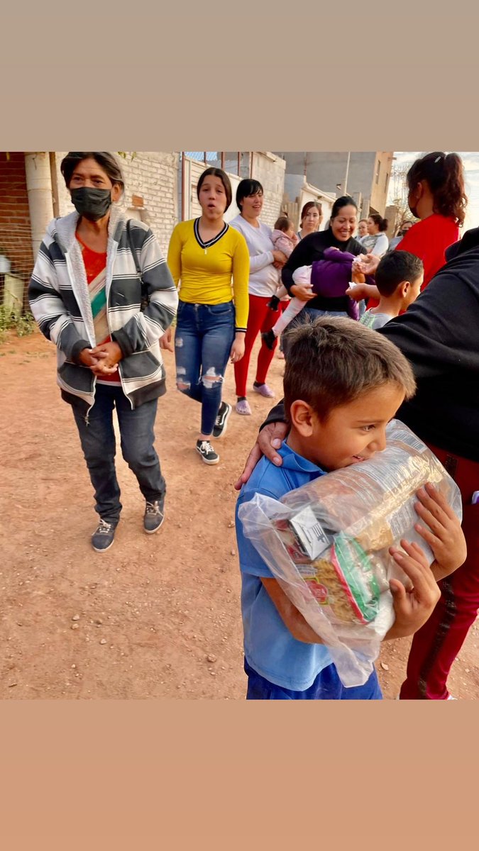 OmarBazanChih's tweet photo. Seguimos apoyando a las Familias Hoy en la Colonia Los Llanos Por medio del Patronato del Instituto de Estudios Superiores de Chihuahua IESCH por un mejor Futuro. https://t.co/2wnDnAFjZ2