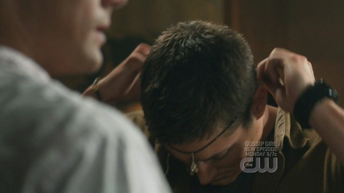 caz17_04's tweet photo. Jared had the samulet, When Jensen FINALLY got back home, after a ‘hell’ish 7 months apart, Jared gave it back to him

Same way Sam has the Samulet whilst dean was in hell &amp; when Dean FINALLY got back home, months later, sam gave it back to him.

Yeah, don’t think about this💔😭 https://t.co/eseemD2L3H