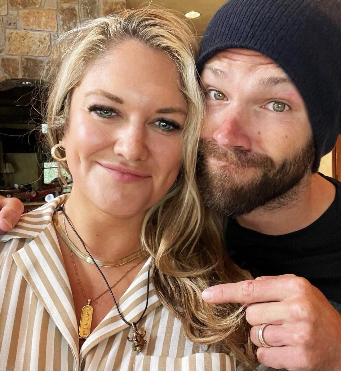 caz17_04's tweet photo. Jared had the samulet, When Jensen FINALLY got back home, after a ‘hell’ish 7 months apart, Jared gave it back to him

Same way Sam has the Samulet whilst dean was in hell &amp; when Dean FINALLY got back home, months later, sam gave it back to him.

Yeah, don’t think about this💔😭 https://t.co/eseemD2L3H