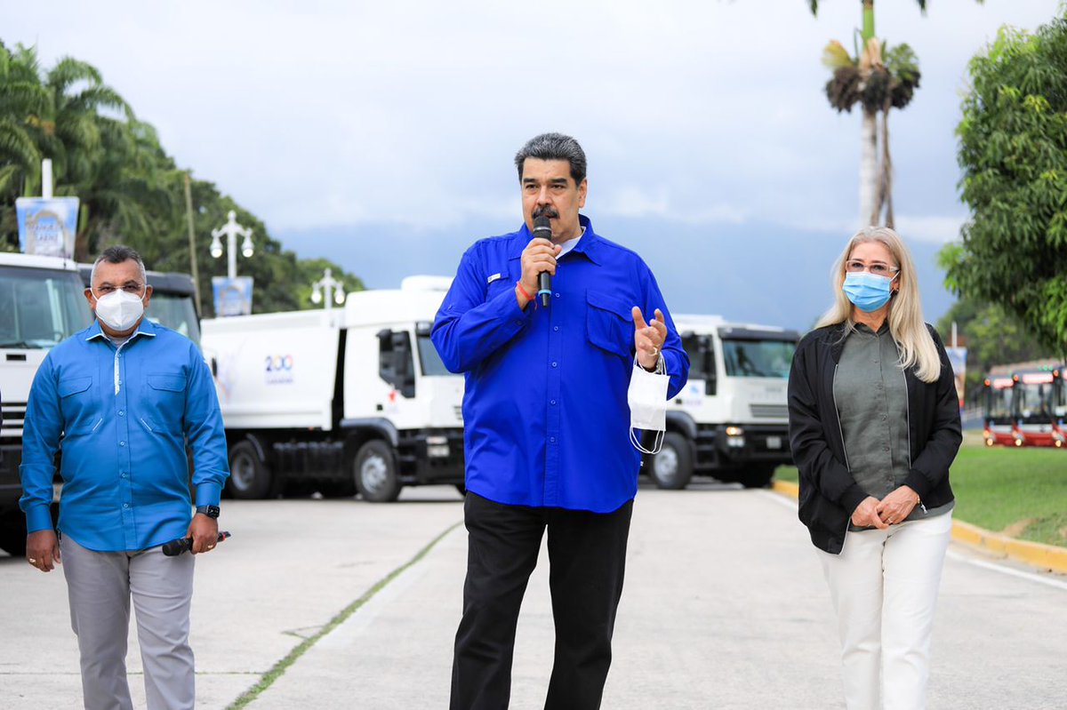 NicolasMaduro's tweet photo. Entregamos 110 unidades Yutong que serán distribuidas en los sistemas de transportes superficiales a nivel nacional y 44 camiones compactadores de basura que atenderán la recolección de los desechos sólidos en Caracas y el municipio Sucre. ¡Nada, ni nadie nos detiene! https://t.co/FOjlSH4nBO
