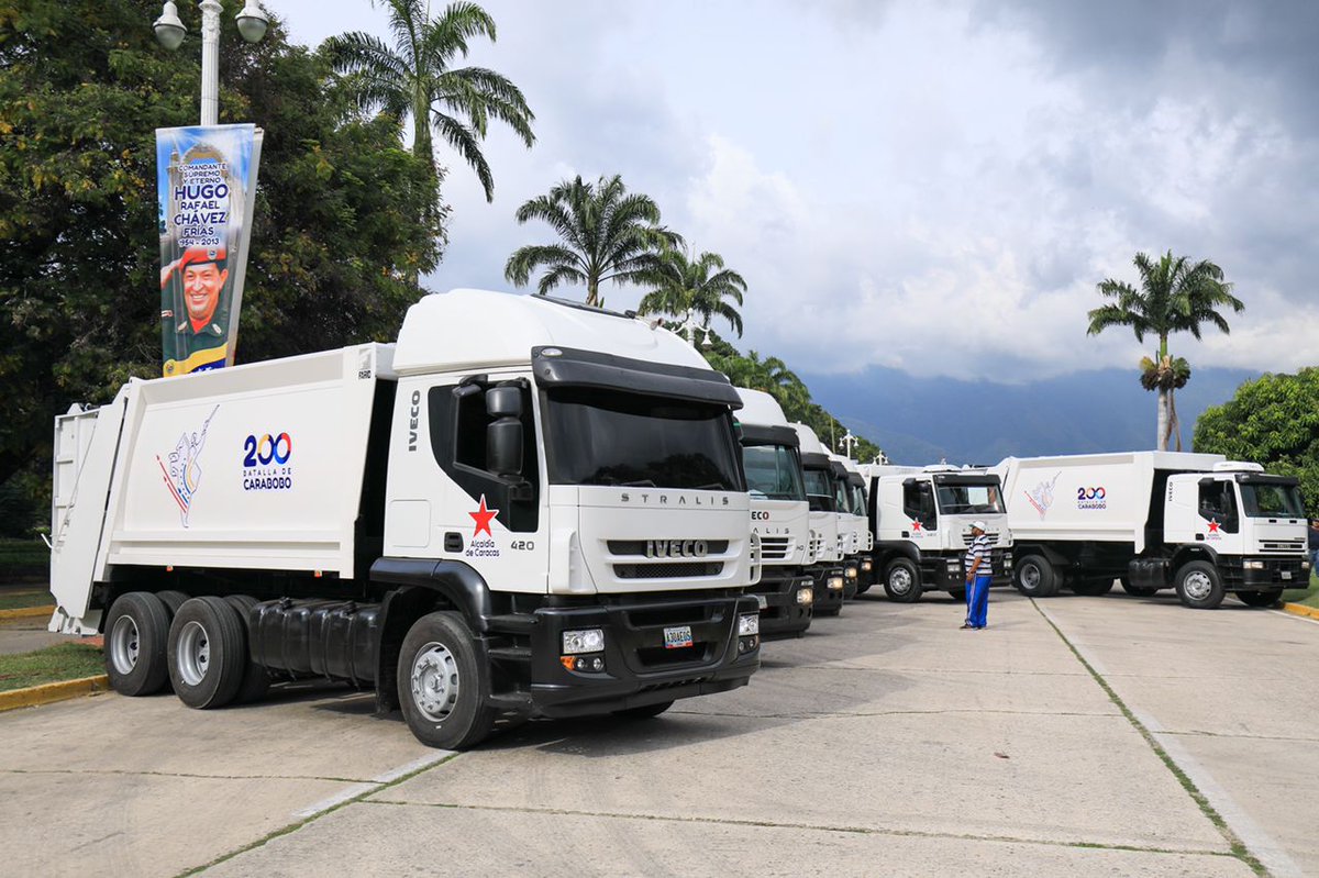 NicolasMaduro's tweet photo. Entregamos 110 unidades Yutong que serán distribuidas en los sistemas de transportes superficiales a nivel nacional y 44 camiones compactadores de basura que atenderán la recolección de los desechos sólidos en Caracas y el municipio Sucre. ¡Nada, ni nadie nos detiene! https://t.co/FOjlSH4nBO