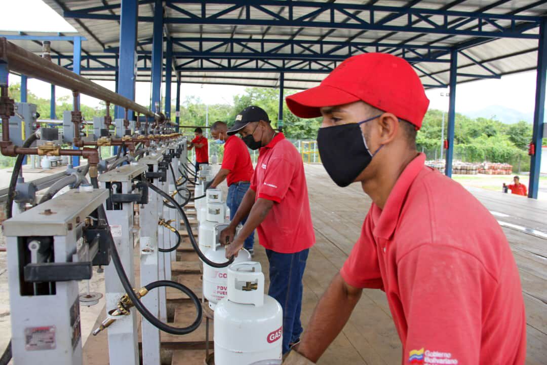 NicolasMaduro's tweet photo. En este miércoles #17Nov, participé en una importante jornada de revisión y fortalecimiento de la Ofensiva Social y Territorial en los Servicios Públicos. Estamos enfocados en el mantenimiento preventivo y correctivo de todos los sectores. ¡Vamos caminando hacia la prosperidad! https://t.co/ocAufLwIQu