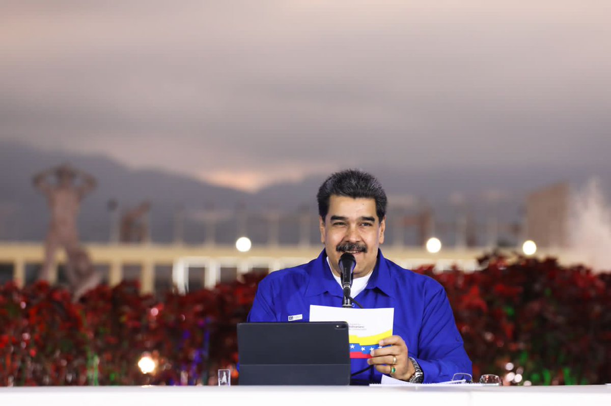 NicolasMaduro's tweet photo. En este miércoles #17Nov, participé en una importante jornada de revisión y fortalecimiento de la Ofensiva Social y Territorial en los Servicios Públicos. Estamos enfocados en el mantenimiento preventivo y correctivo de todos los sectores. ¡Vamos caminando hacia la prosperidad! https://t.co/ocAufLwIQu