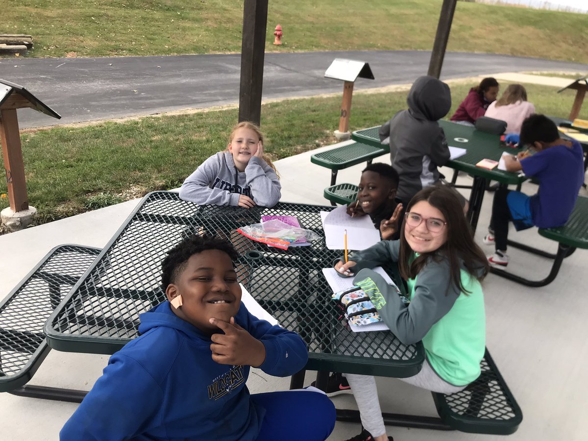 gosnellgrade5's tweet photo. Journaling in our passback notebooks outside on the last semi-warm day for a while. Love doing some of the same things with my students as my teachers did with me growing up in the Wentzville School District! 💙 @PVE_Hawks #Soarlikeahawk https://t.co/jUdTqZak4u