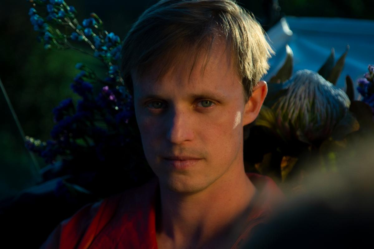 NWMJournal's tweet image. Tomorrow 11-19 LA-based indie electro artist Onsen joins us as our 20:20 Q&amp;amp;A guest. His 2021 album 'Keeper' takes on queer themes and such universal feelings as love, self-doubt, and longing.
Also he can juggle swords!
#indiemusic #singersongwriter #guitarist