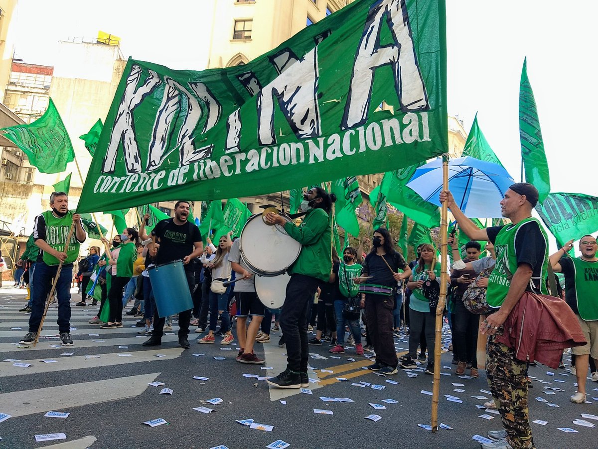 KOLINATigreOK's tweet photo. ✌️ Festejamos el #DiaDeLaMilitancia marchando a la plaza de Mayo junto a las y los compañerxs de @kolinanacional. 🇦🇷

💚 Kolina es lealtad #ConLasConviccionesIntactas #KolinaNoPara

@KolinaBsAs 
@flor_mosqueda_
@juventud_kolinatigre https://t.co/8pHNKqOUeW