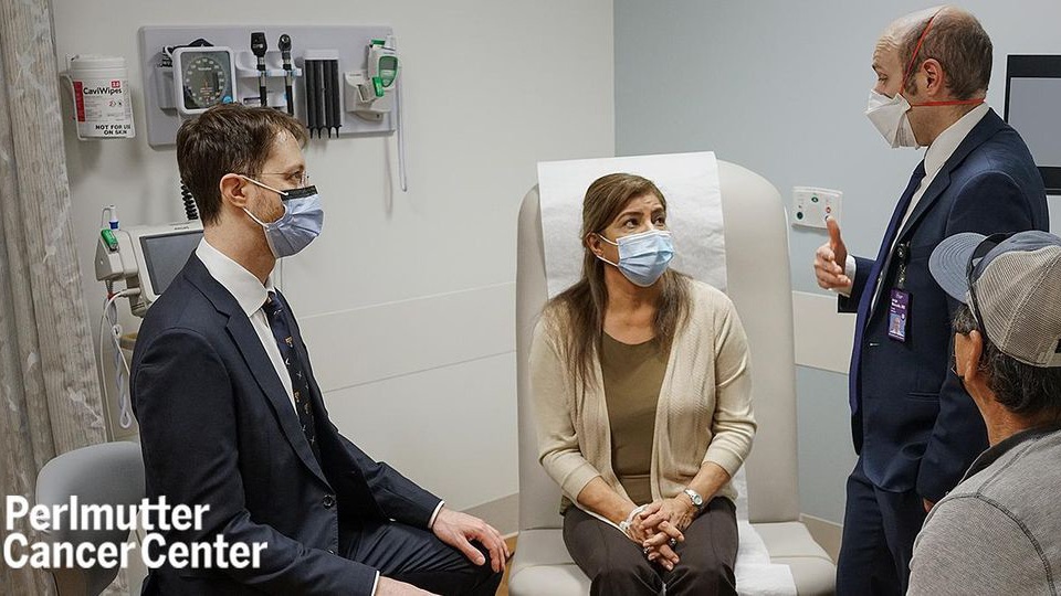 nyulangone's tweet photo. Diagnosed with cancer one day and discharged cancer-free the next. Maria’s success story comes from a novel treatment approach pioneered by experts at @NYULangoneBK and Perlmutter Cancer Center. #thebestoutcomes

Learn more: https://t.co/7o2TgHma3B https://t.co/FmwU7WlXEz