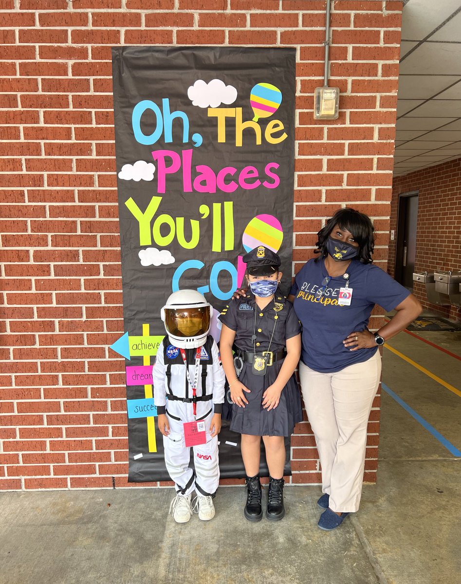 Our Cougars dressed for success today for Generation Texas Month. They dressed for the career path of their choice. We had doctors, presidents, police officers and more!💙 #TeamCaraway <a href="/CarawayES_AISD/">Caraway Elementary</a>