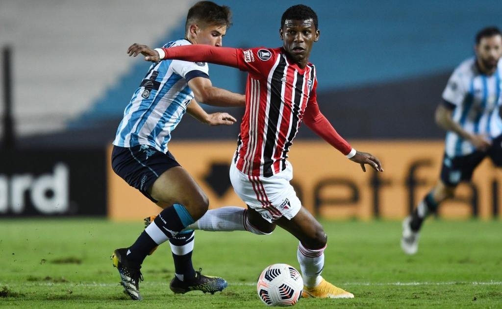 Robert Arboleda ayer tuvo minutos con la selección en Chile y hoy en menos de 24 horas disputó los 90 con São Paulo en la victoria por 2 tantos frente a Palmeiras por el Brasileirao. 
Incansable.