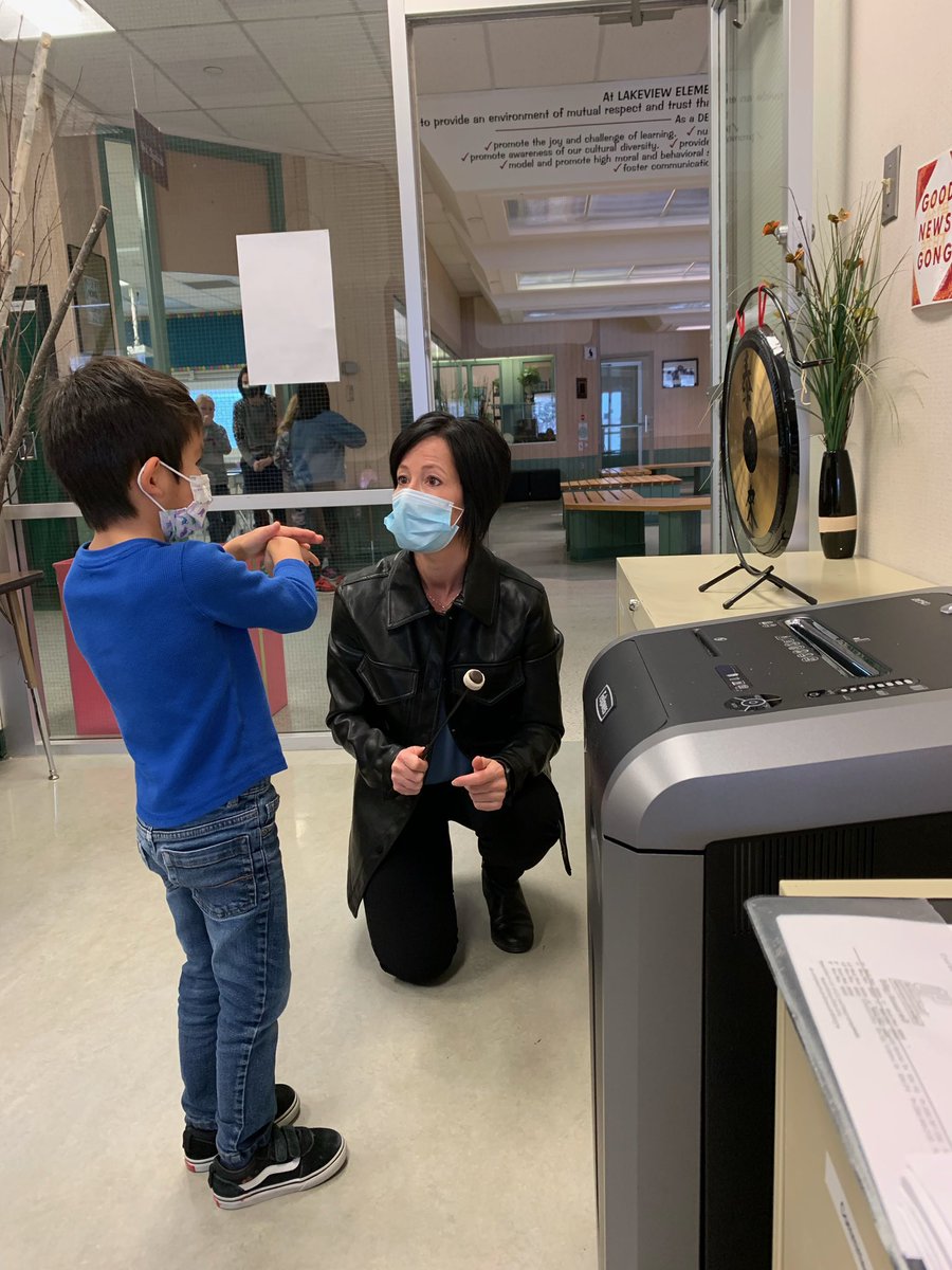 Lakeview_school's tweet photo. Good News Gong celebration!  He was so excited to celebrate his achievements! https://t.co/79zjiidwHX
