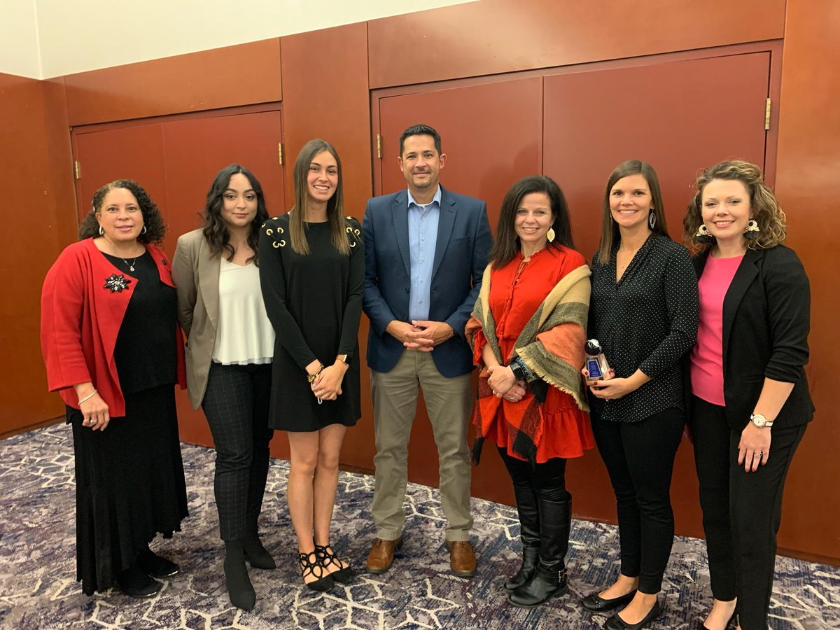 MrsZick_MCS's tweet photo. Thankful to work with these dedicated teachers and administrators to promote cultural awareness and be recognized as a distinguished Dual Language Immersion program! 💚💛 https://t.co/aUWSUkEptA