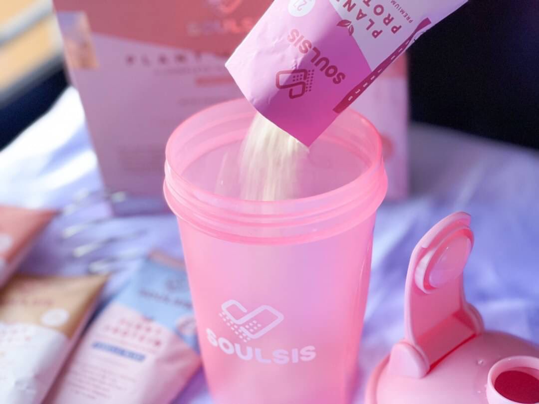 mmtd_tpw's tweet photo. เครื่องดื่มโปรตีน SOULSIS กินแทนมื้ออาหารได้เลย เราชงดื่มตอนเช้าทุกวันก่อนไปฝึกงาน เพราะตื่นสาย 😂 น้องเป็นโปรตีนจากพืชที่ออกแบบมาเพื่อผู้หญิงโดยเฉพาะ ดูแลแบบออลอินวัน ทั้งรูปร่าง ผิว มีคอลลาเจน และวิตามิน ช่วยสร้างกล้ามเนื้อ ลีนไขมัน บำรุงผิว มี 4 รสชาติ หอมอร่อย 💗 #howtoperf https://t.co/0M83BWw7LA