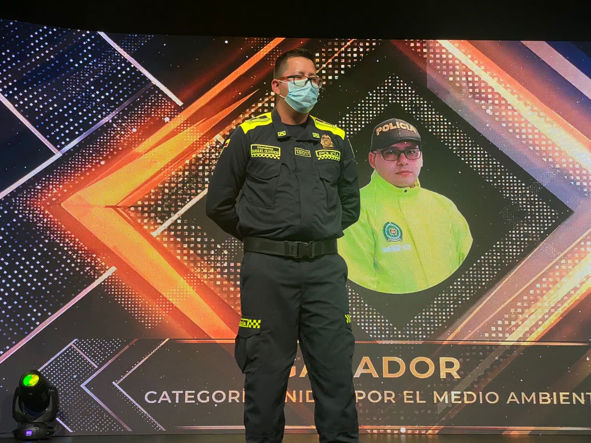 PoliciaColombia's tweet photo. En la categoría #UnidosPorElMedioAmbiente se exalta a los policías que se preocupan por preservar y conservar la diversidad biológica de nuestro país.

¡Felicitaciones! a nuestro intendente Manuel Oliveros de @PoliciaCaqueta🎊 ganador en esta #NocheDeLaExcelenciaPolicial 2021. https://t.co/8ny52cUpDB