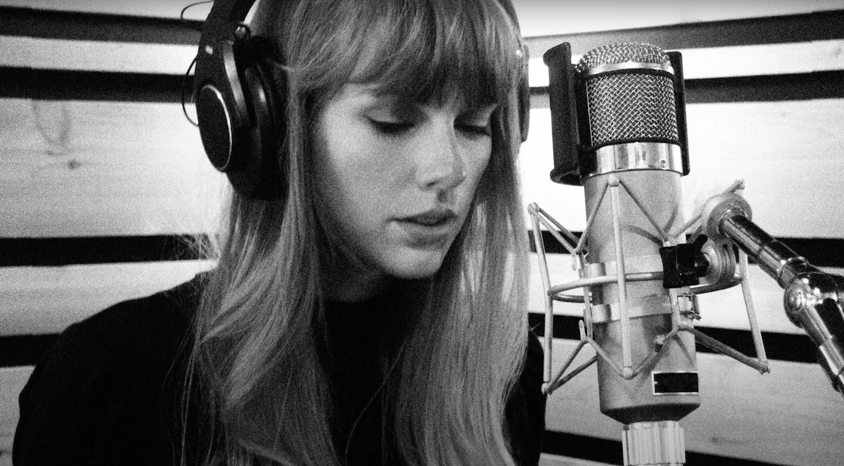 Taylor Swift Updates🧣 on X: "📸 | Taylor Swift recording the "All Too Well  (Sad Girl Autumn Version) - Recorded at Long Pond Studios" Listen now:  https://t.co/GdiiK5GXNZ https://t.co/61G2nEpYiK" / X