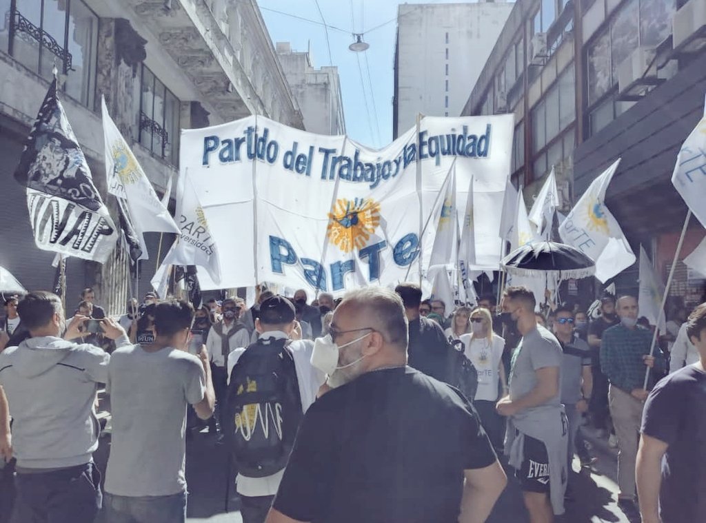 Partuniversidad's tweet photo. Día de la militancia peronista
En la plaza junto a miles de compañerxs acompañando a nuestro presidente @alferdez
#parteok
#partemujeresydiversidadok
#partejuventud
#parteuniversidad https://t.co/UdyLI4z8k8