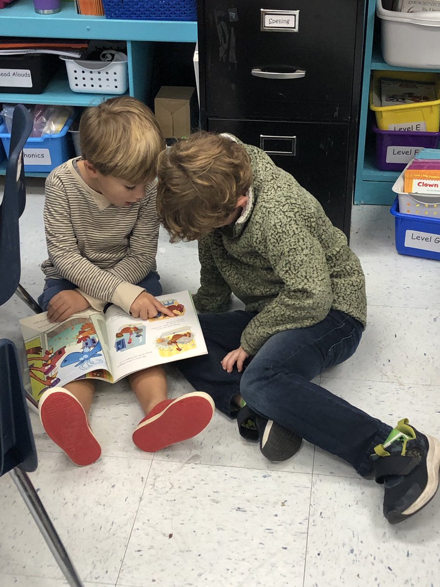 gves_smith's tweet photo. Reading thanksgiving books with a friend @GreenValleyElem https://t.co/BsgzUE6Tea