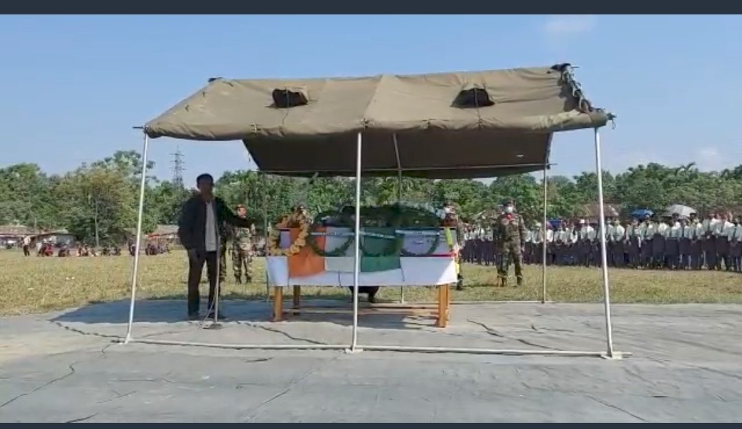 ESMTriservices's tweet photo. "I gave my 2 sons to make our country India strong, today 1 has returned, I have 1 more. Konyak brothers should continue serving  nation like him"
 Father of Rfn Kathnei Konyak who died on 13Nov Manipur incident addressing son's funeral in Tizit, Nagaland.
@ESMTriservices https://t.co/jGtrjl5v9P