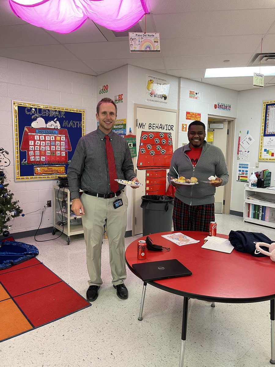rparedes4MV's tweet photo. Our Thanksgiving lunch ❤️@KLUJAN_PDNES @MarthaCandy7 @PDN_ES @lwaters_PDN #PDNSTRONG #TEAMSISD https://t.co/HLN0CGeAd3