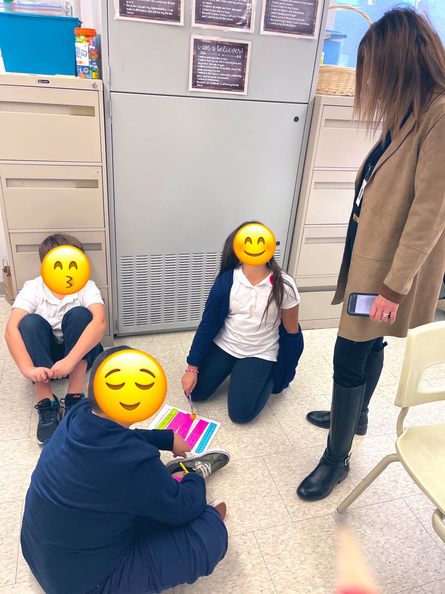 msferrinho's tweet photo. Last week the grade 3’s hosted @SwastekPina for a morning of literacy groups 🧩 Parts of a Paragraph Puzzle was a hit! 🎉 https://t.co/Zv3paRKjpv