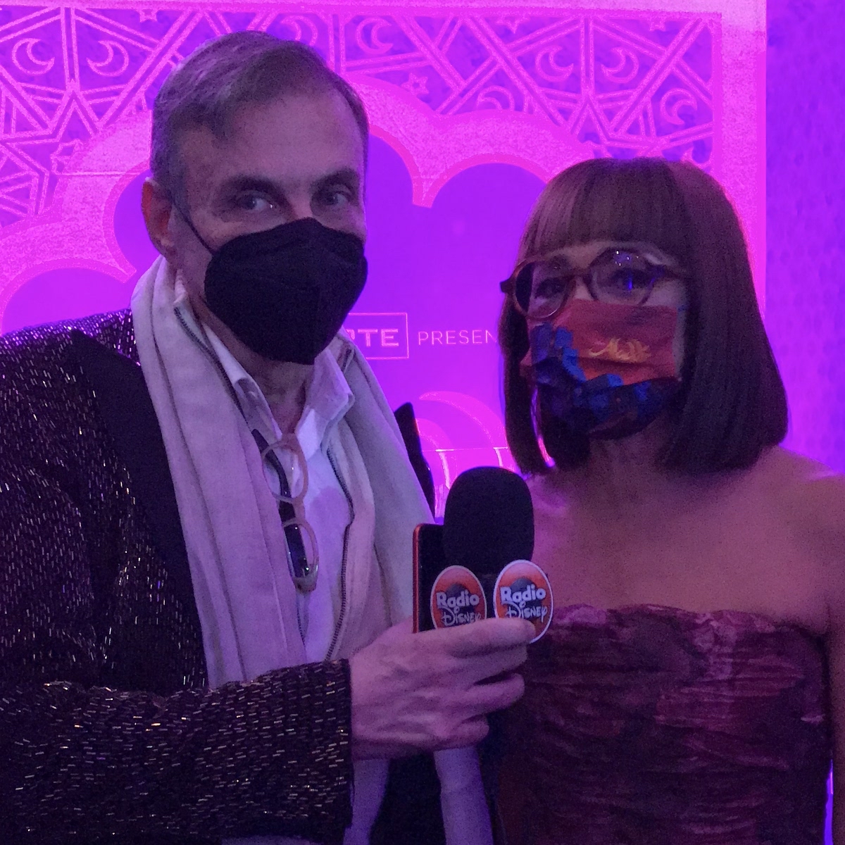 RadioDisneyMX's tweet photo. ¡Estamos en la alfombra morada de #AladdinMx! Sigue la cobertura en tu radio o en https://t.co/h88zcrMont y no te pierdas ningún detalle 🧞‍♂️✨ https://t.co/uQwhI4Qn5E