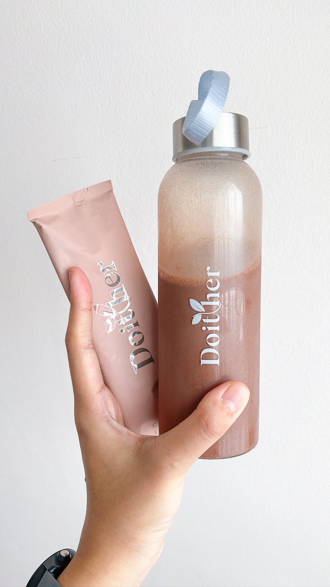 baimonxhealthy's tweet image. ขอรีวิวผลิตภัณฑ์เสริมอาหาร โปรตีนไฟเบอร์ตัวนี้หน่อย ปกติกินพวกเวย์หรือโปรตีนไม่กี่แบรนด์ แต่อันนี้คือได้ลองปุ้ปคือว้าวมาก ชอบมากด้วยเพราะอย่างแรกเลย รสชาติดีมาก อร่อยโคตรๆ ลองรสช็อคไปคือกินง่ายมาก ละลายน้ำง่าย อร่อยอะเหมือนกินช็อคโกแลตเวลาที่ไปโรงแรมแล้วมีเสิร์ฟตอนเช้าอะ🍫🤎✨