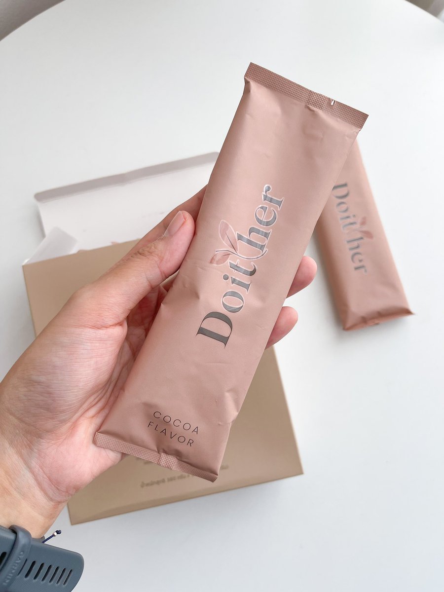 baimonxhealthy's tweet image. ขอรีวิวผลิตภัณฑ์เสริมอาหาร โปรตีนไฟเบอร์ตัวนี้หน่อย ปกติกินพวกเวย์หรือโปรตีนไม่กี่แบรนด์ แต่อันนี้คือได้ลองปุ้ปคือว้าวมาก ชอบมากด้วยเพราะอย่างแรกเลย รสชาติดีมาก อร่อยโคตรๆ ลองรสช็อคไปคือกินง่ายมาก ละลายน้ำง่าย อร่อยอะเหมือนกินช็อคโกแลตเวลาที่ไปโรงแรมแล้วมีเสิร์ฟตอนเช้าอะ🍫🤎✨