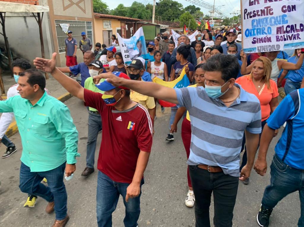 #17Noviembre Hoy en Yare y Cúa junto a @CarlosOcariz y nuestros candidatos de la #UNIDAD @unidadvenezuela @FELICIDADVILLEG y @enriquequiarop Arriba, a la izquierda, la de la manito 👍